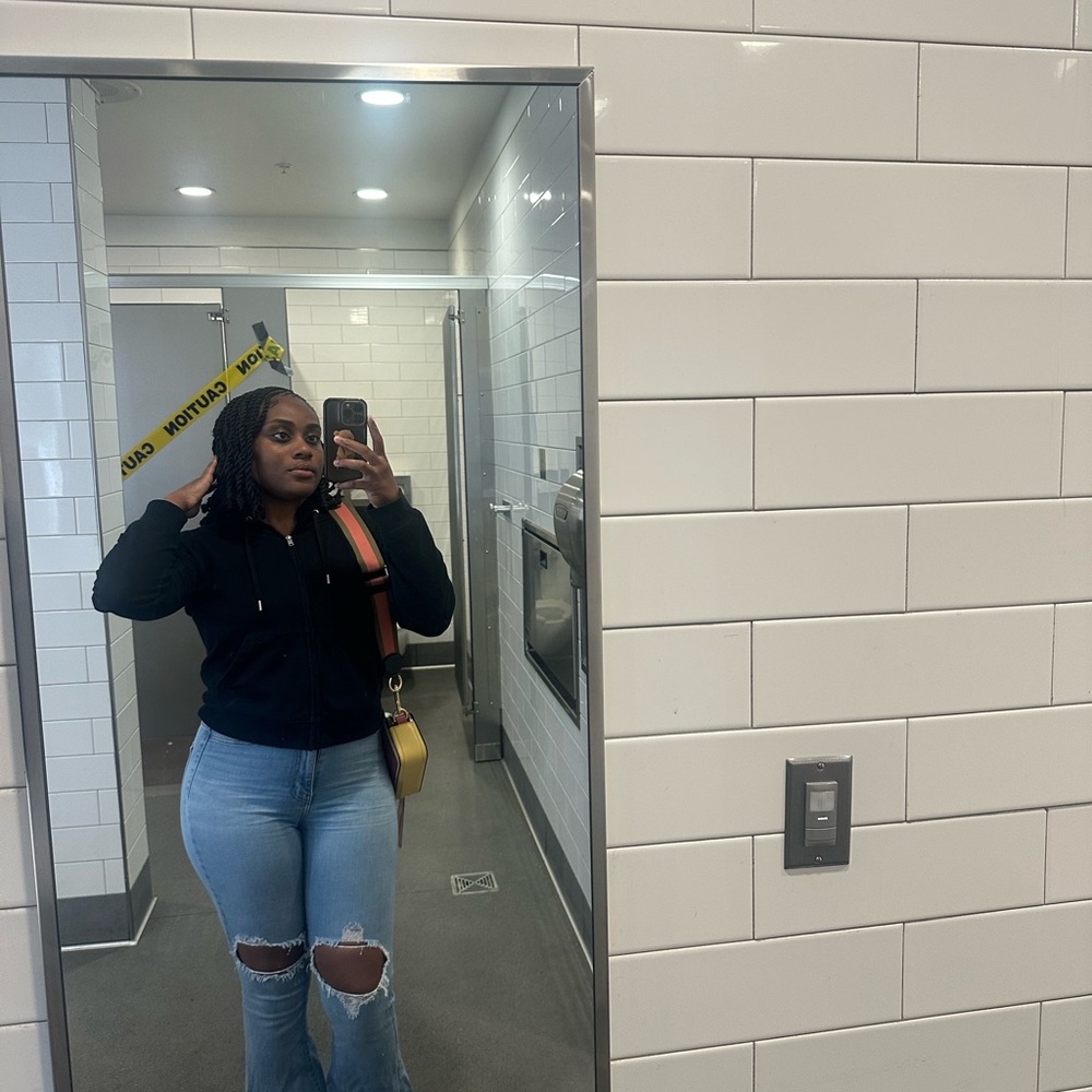 Meet your Posher, Akia